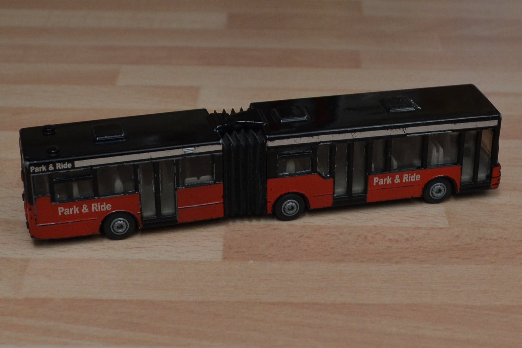 SIKU Gelenkbus „Park & Ride“ – roter Stadtbus im Miniaturformat