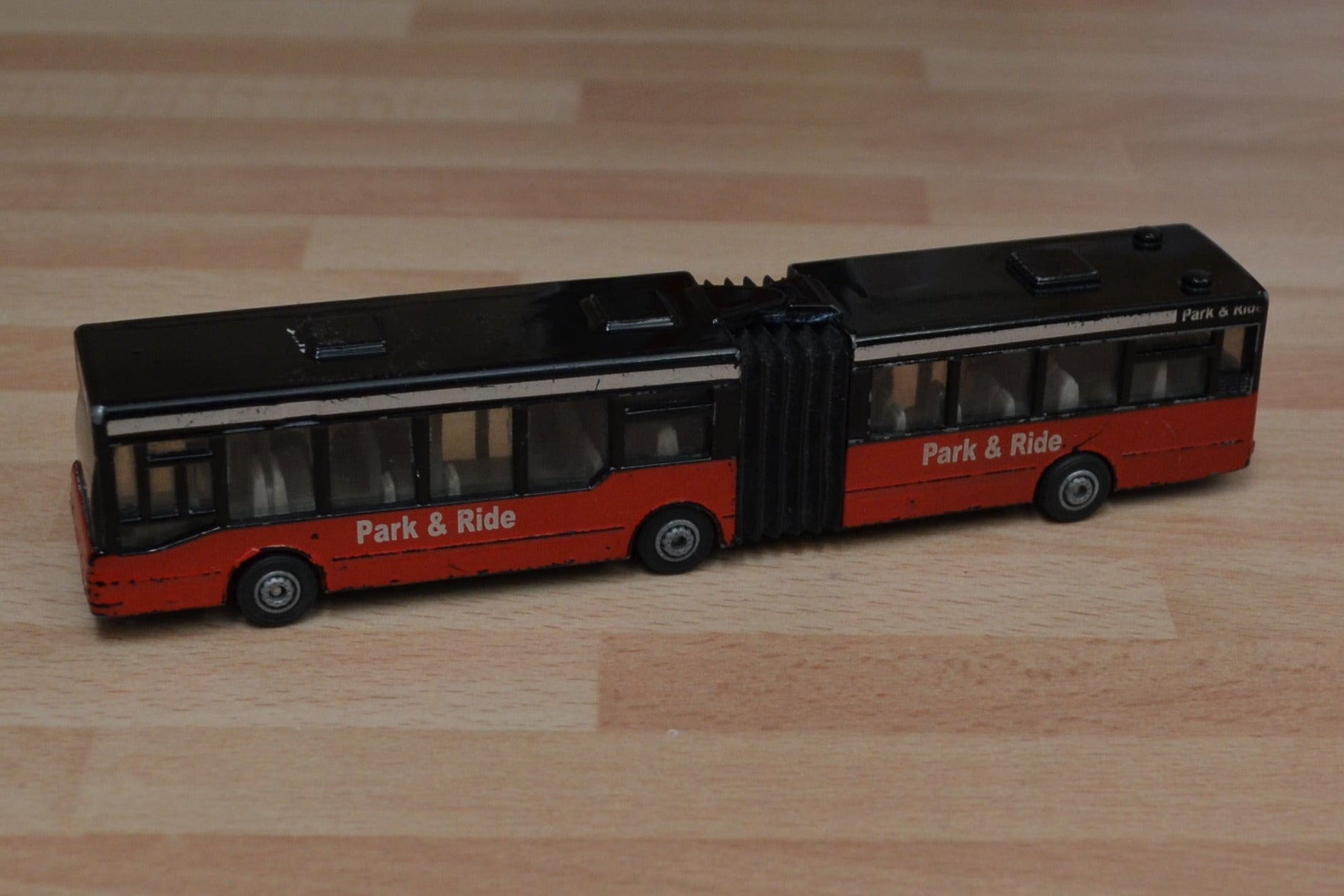 SIKU Gelenkbus „Park & Ride“ – roter Stadtbus im Miniaturformat