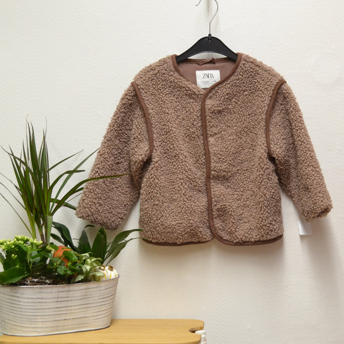 ZARA Kinder-Teddyjacke Beige/Braun – Gr. 104