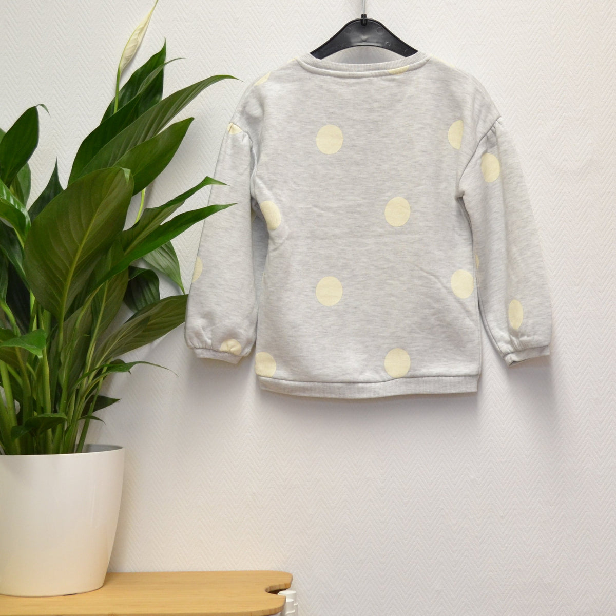 Tu Kids Sweatshirt Gr. 104/110 – Grau mit Punkten | Secondhand