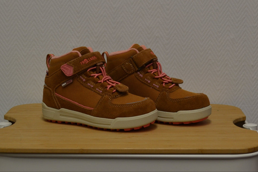 TROLLKIDS Gryllefjord Mid Cut Kinder-Schuhe – Caramel/Salmon – Gr. 28