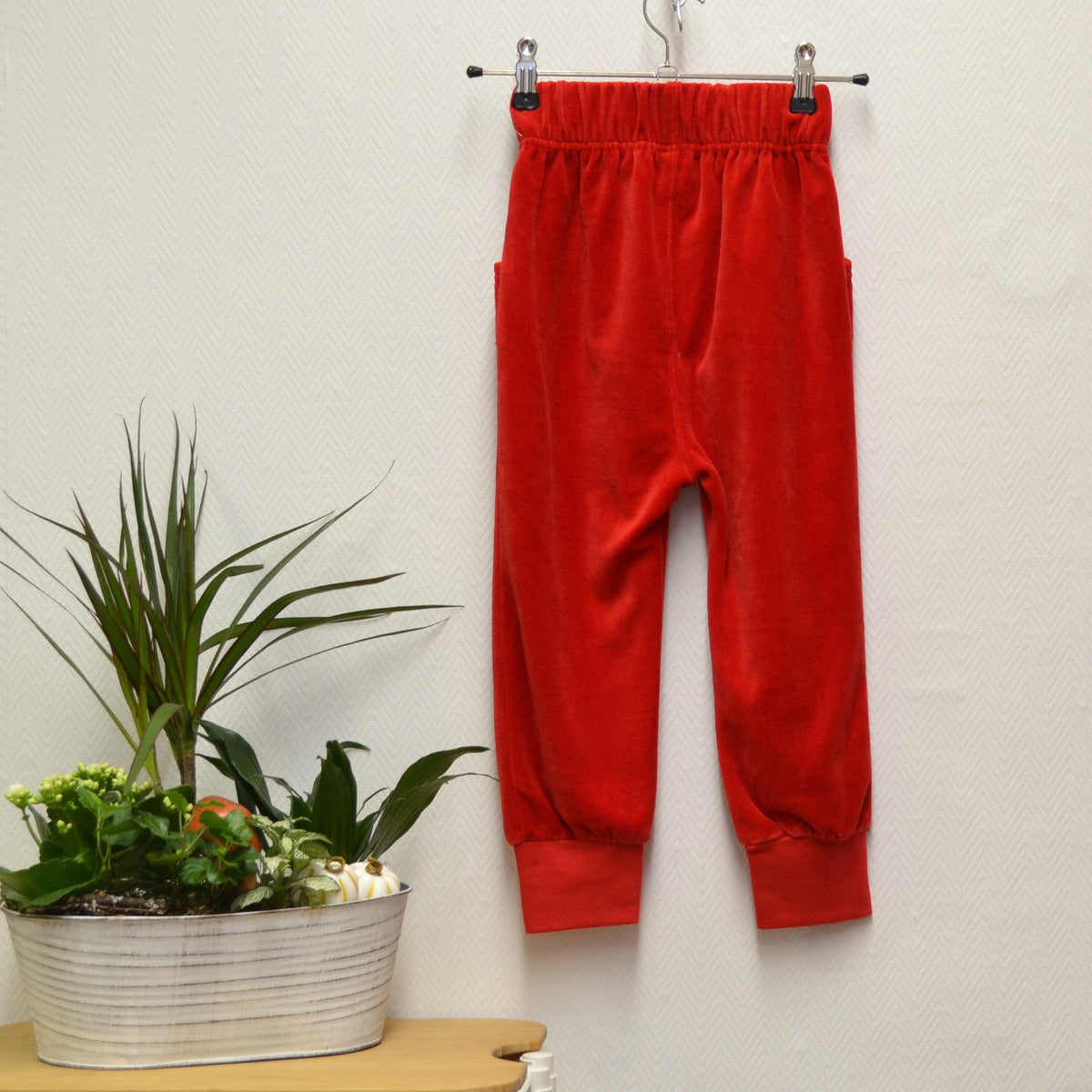 Småfolk Nickihose mit Apfelmotiv – Rot | Gr. 104/110