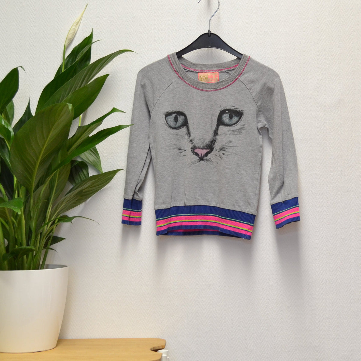 MIM-PI Mädchen Sweatshirt Gr. 110 – Grau mit Katzenmotiv & bunten Bündchen – 95 % Baumwolle