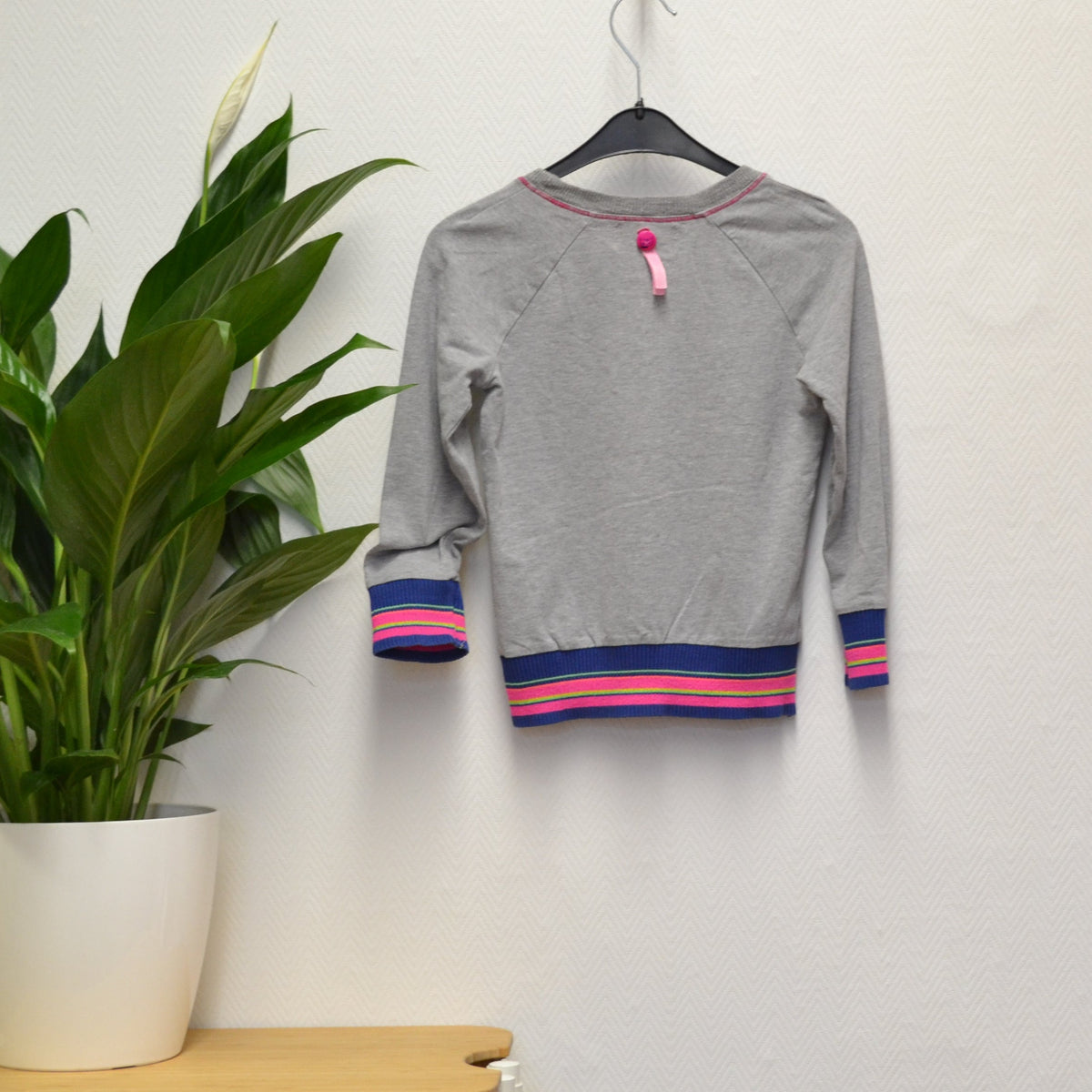 MIM-PI Mädchen Sweatshirt Gr. 110 – Grau mit Katzenmotiv & bunten Bündchen – 95 % Baumwolle